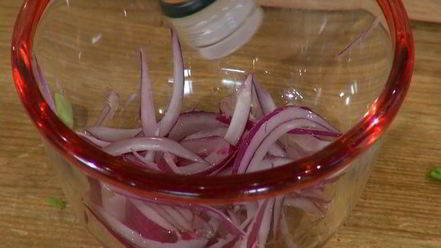 Рецепт хрустящих драников с помидорами и маринованным луком