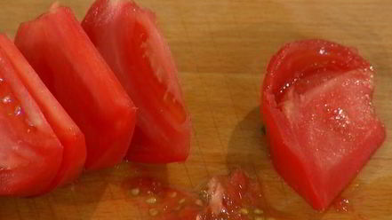 Рецепт хрустящих драников с помидорами и маринованным луком