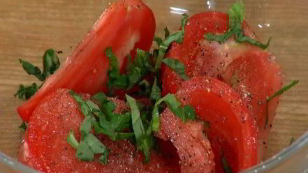 Рецепт хрустящих драников с помидорами и маринованным луком