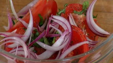 Рецепт хрустящих драников с помидорами и маринованным луком