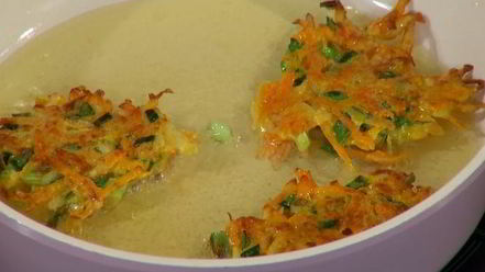 Рецепт хрустящих драников с помидорами и маринованным луком