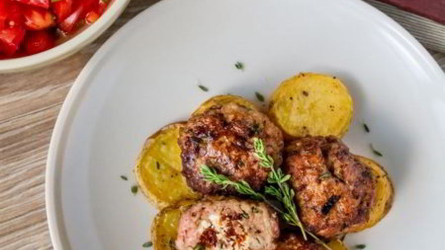 Рецепт фрикаделек с начинкой в средиземноморском стиле