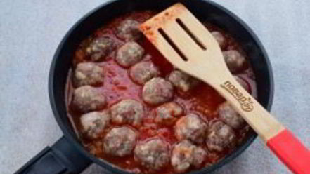 Рецепт фрикаделек с томатным соусом и яйцом