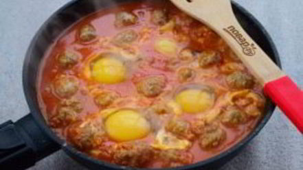 Рецепт фрикаделек с томатным соусом и яйцом
