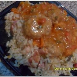 Рецепт Фрикаделек в томатном соусе с пикантным рисом