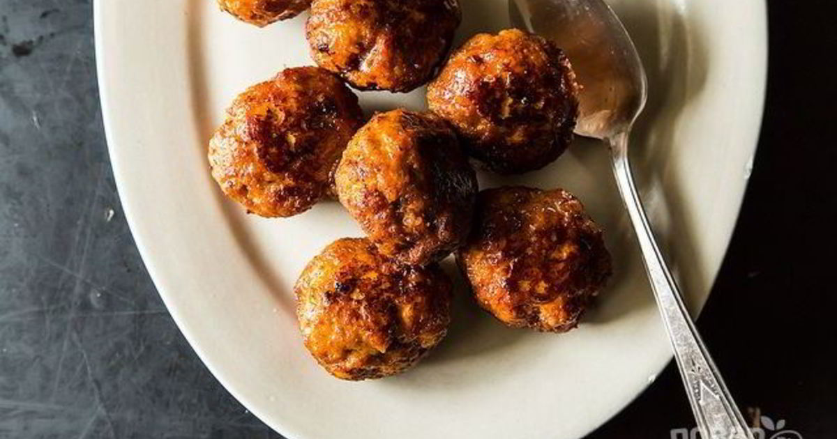 Формование фрикаделек. Фрикадельки с черносливом. Фрикадельки из индейки для детей 1 года. Фрикадельки пошаговый. Фрикадельки с подливкой на сковороде в томатном соусе из фарша.