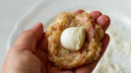 Рецепт куриных фрикаделек с моцареллой