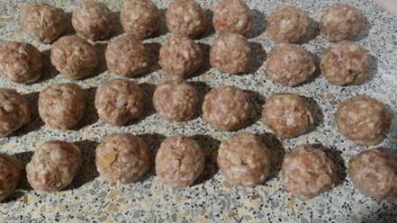 Рецепт мясных фрикаделек с хреном тушёные в майонезе из фасоли