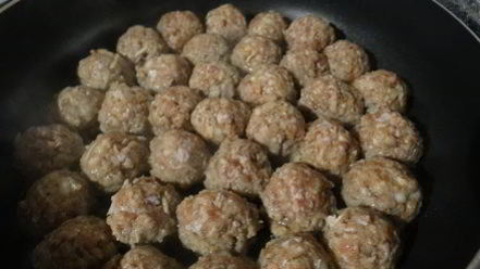 Рецепт мясных фрикаделек с хреном тушёные в майонезе из фасоли