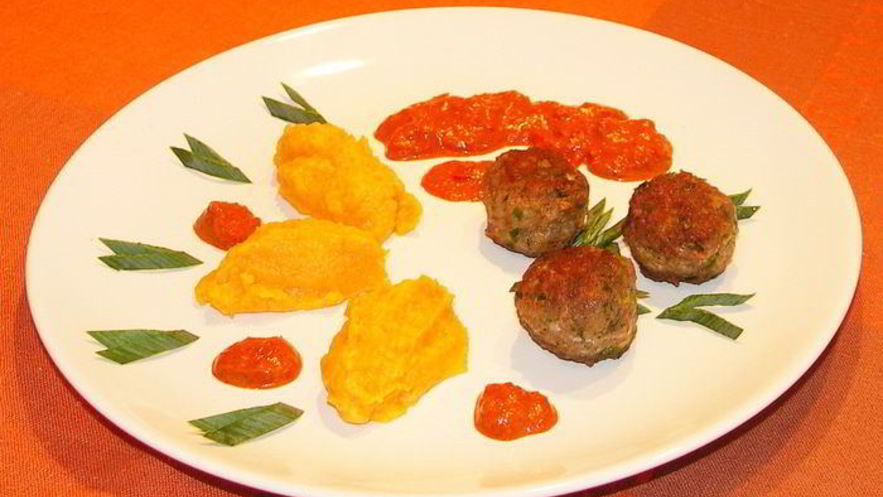 Рецепт пюре из брюквы с фрикадельками из индейки и соусом бискаенне