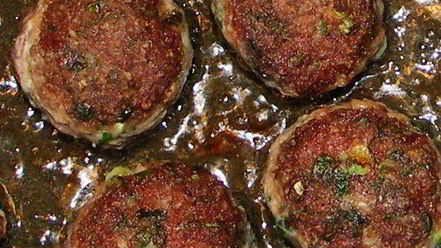 Рецепт пюре из брюквы с фрикадельками из индейки и соусом бискаенне