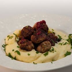 Рецепт Скандинавских фрикаделек с брусничным соусом и пикантным пюре