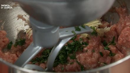 Рецепт скандинавских фрикаделек с брусничным соусом и пикантным пюре