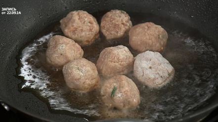 Рецепт скандинавских фрикаделек с брусничным соусом и пикантным пюре