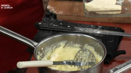 Рецепт скандинавских фрикаделек с брусничным соусом и пикантным пюре