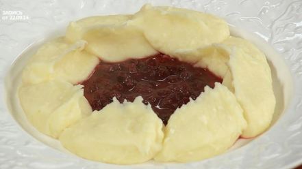 Рецепт скандинавских фрикаделек с брусничным соусом и пикантным пюре