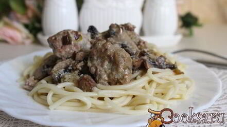 Рецепт спагетти с фрикадельками в сметанно-грибном соусе