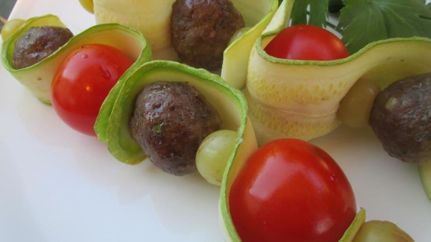 Рецепт цукини на шпажках с фрикадельками и помидорами