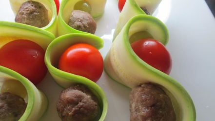 Рецепт цукини на шпажках с фрикадельками и помидорами