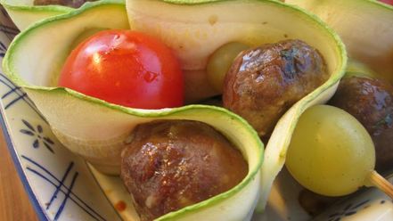 Рецепт цукини на шпажках с фрикадельками и помидорами