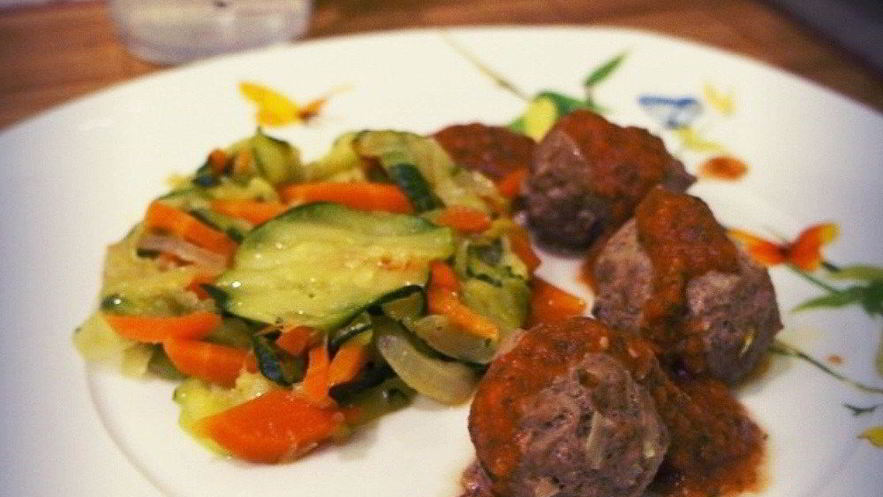 Рецепт цукини с фрикадельками и ароматным соусом