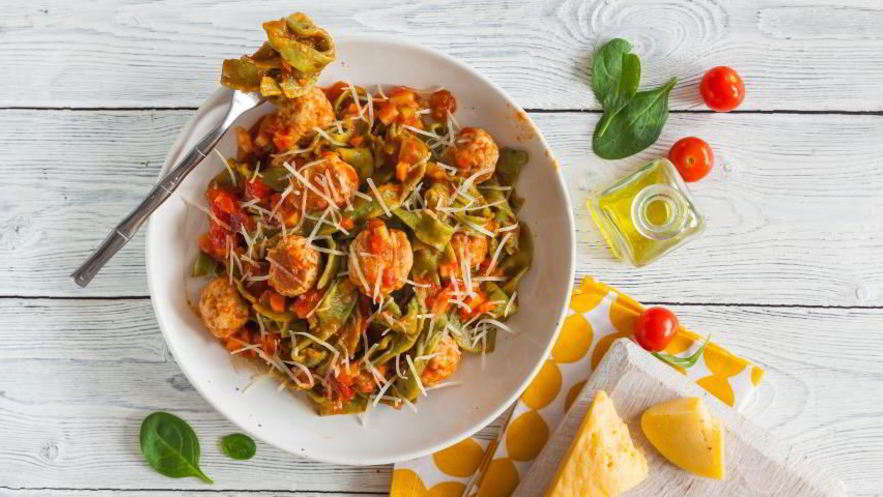 Рецепт зеленых тальятелле с фрикадельками