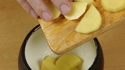 Рецепт картофеля с мясом в горшочке