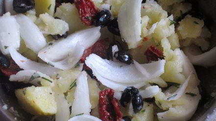 Рецепт картофеля с оливками и вялеными помидорами