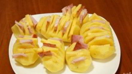 Рецепт картошки-гармошки с беконом в духовке