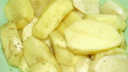 Рецепт картошки с куриной грудкой , зеленью и пряными травами