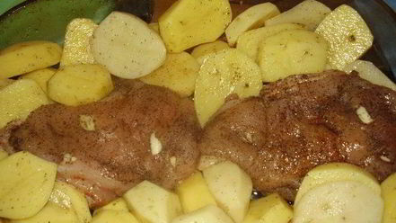 Рецепт картошки с куриной грудкой , зеленью и пряными травами