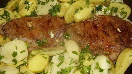 Рецепт картошки с куриной грудкой , зеленью и пряными травами