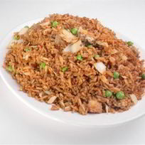 Красный рис со специями, курицей и зеленым горошком