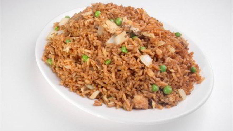 Рецепт красного риса со специями, курицей и зеленым горошком