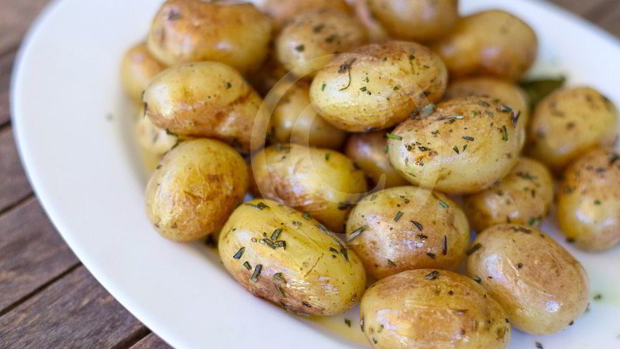 Рецепт молодого картофеля, обжаренного с розмарином