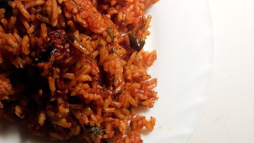 Рецепт риса с чесноком и луком-пореем в соусе сальса