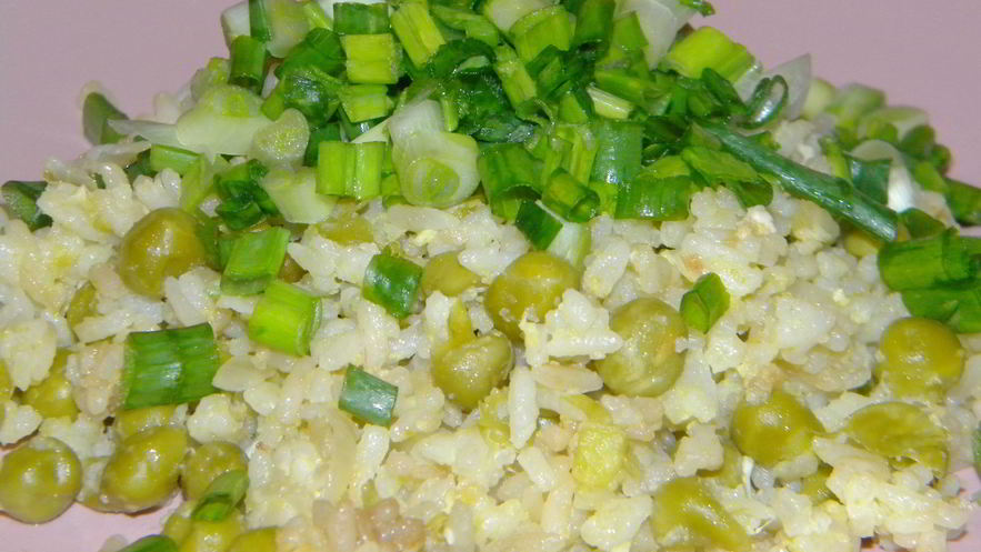 Рецепт риса с яйцом, горошком и соевым соусом
