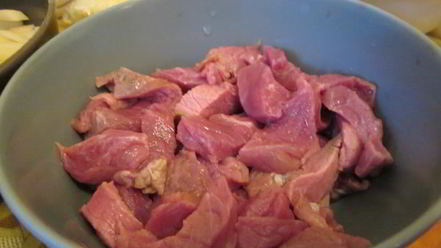 Рецепт жареного картофеля с говядиной в сметанном соусе