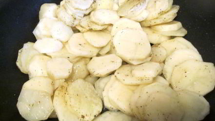 Рецепт жареного картофеля с говядиной в сметанном соусе