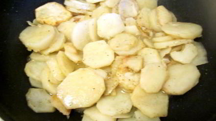 Рецепт жареного картофеля с говядиной в сметанном соусе