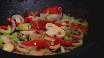 Рецепт жареного китайского риса с креветками и сладким перцем