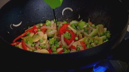 Рецепт жареного китайского риса с креветками и сладким перцем