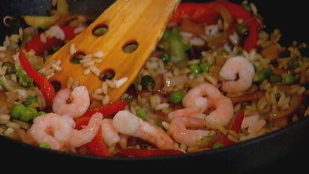 Рецепт жареного китайского риса с креветками и сладким перцем