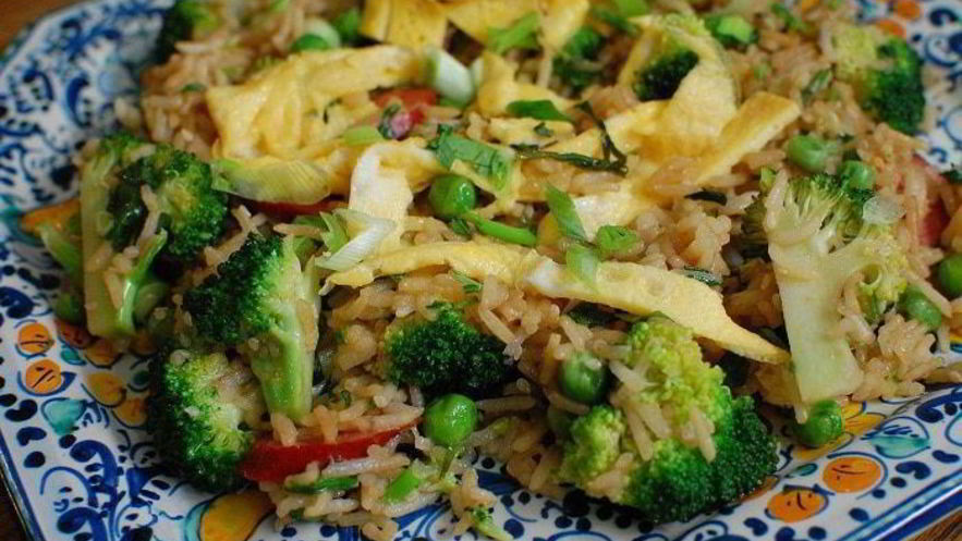 Рецепт жареного риса с брокколи, копчеными колбасками и омлетом