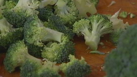 Рецепт жареного риса с брокколи, копчеными колбасками и омлетом