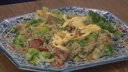 Рецепт жареного риса с брокколи, копчеными колбасками и омлетом