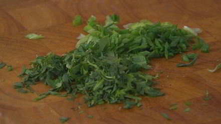 Рецепт жареного риса с брокколи, копчеными колбасками и омлетом