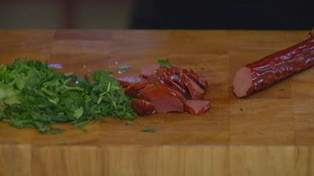 Рецепт жареного риса с брокколи, копчеными колбасками и омлетом