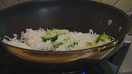 Рецепт жареного риса с брокколи, копчеными колбасками и омлетом