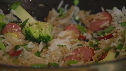 Рецепт жареного риса с брокколи, копчеными колбасками и омлетом